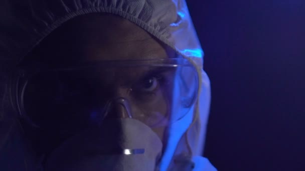 Kriminologe nimmt Fingerabdrücke von Glasoberfläche mit Pinsel am Tatort — Stockvideo