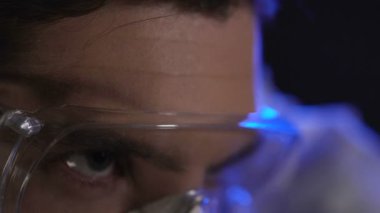 Ciddi adam koyarak koruyucu üniforma ve gözlük, nükleer felaket tehdit