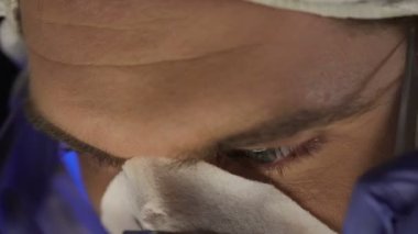Kimyasal bilim adamı bu durumda analiz laboratuvarında, yansıma cam yapma gözlük