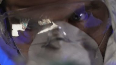 Maddeler karıştırma ve kimyasal reaksiyon, silah geliştirme analiz laboratuar işçisi