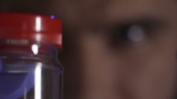 Un policier regarde des preuves trouvées sur la scène de crime, des idées 