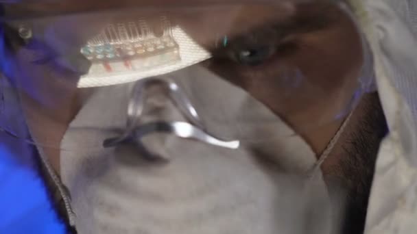 Scientifique masculin versant du liquide et vérifiant la réaction chimique, nouveaux tests de virus 