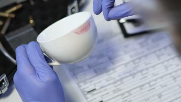 Bűnügyi szakember vesz rúzs nyomtatási fehér kupa gyilkosság jelenet — Stock videók