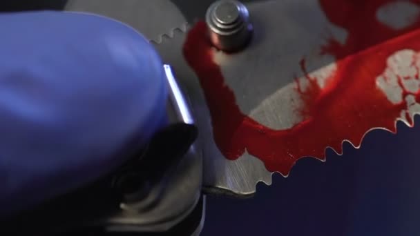 Hand met scherp bloedige mes, criminele moordwapen, horror nachtmerrie — Stockvideo