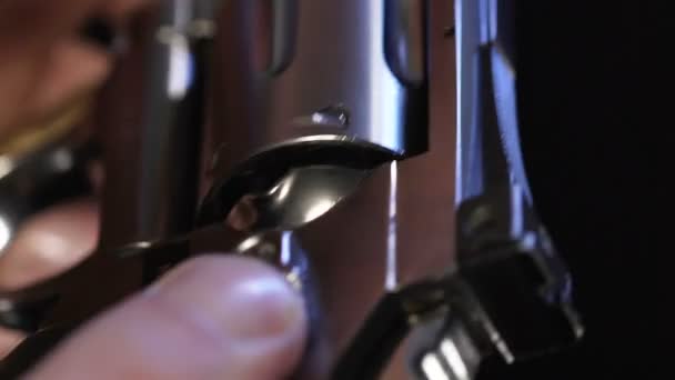 强盗男性手充电手枪特写, 非法武器贸易, 准备 — 图库视频影像