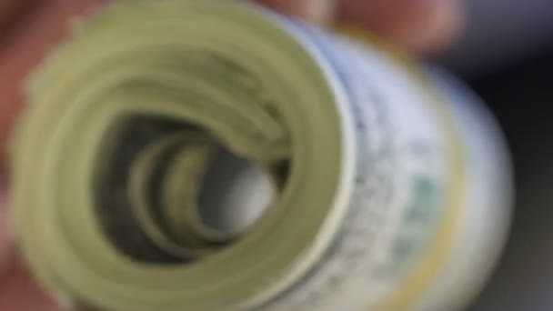 Homme détenant des billets en dollars rouleau, paiement de corruption, investissements des entreprises, espèces 