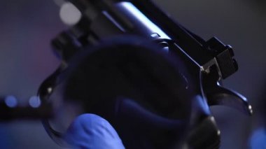 Dedektif erkek tabanca Büyüteç araştırma ile suç mahallinden incelenmesi