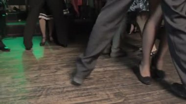 Kostüm partisi, restoranda, erkek ve kadın bacakları close-up dans insanlar