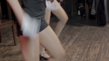 Kadınlar performans gece kulübü, inanılmaz dans gösterisi, portre seksi kostümleri