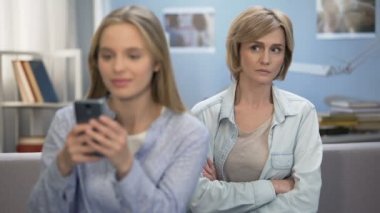 Kızı görmezden onun anne, ilgisizlik, ergenlik çağı elinde smartphone ile