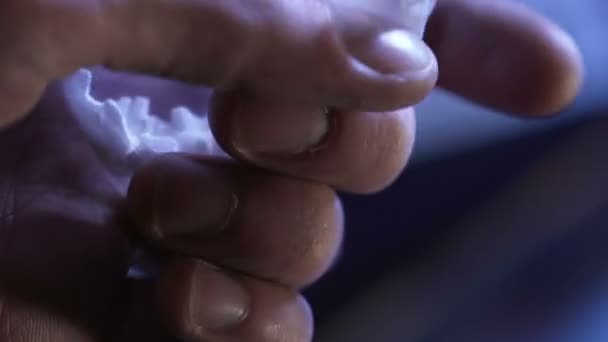 Drugsdealer die plastic tas met witte substantie, verslaving aan cocaïne — Stockvideo