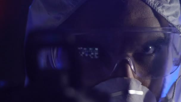 Polizeibeamter macht Tatortfotos für Beweisaufnahme, Ermittlungen — Stockvideo