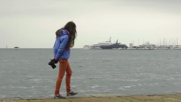 Jeune femme avec appareil photo marchant le long de la mer italienne à Spezia, tourisme — Video