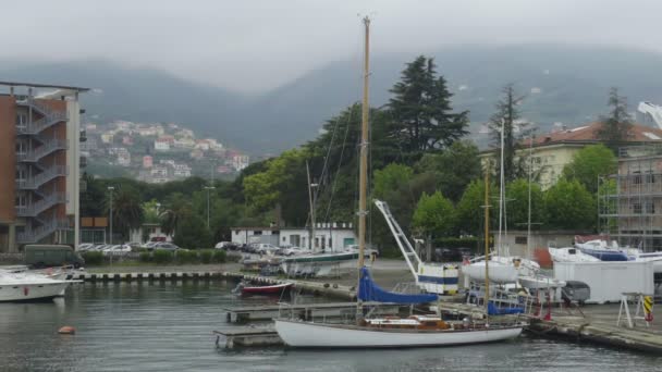 Iates privados atracados no porto italiano de Spezia, turismo ativo no mar da Ligúria — Vídeo de Stock
