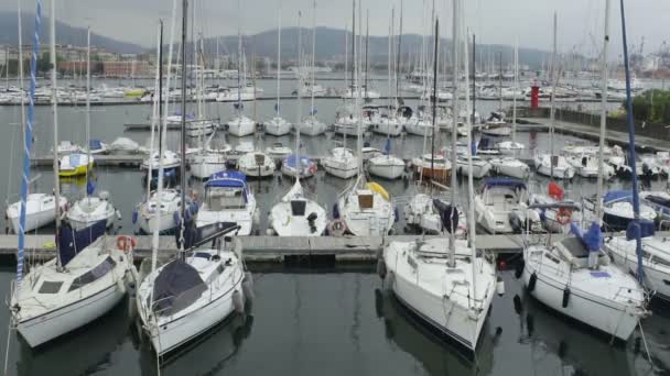 Яхты и небольшие лодки в итальянском порту, аренда судов для отдыха в марине — стоковое видео