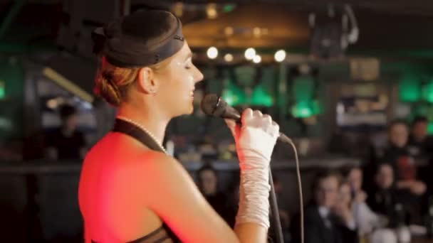 Hermosa cantante de jazz femenino cantando en el restaurante, evento de celebración — Vídeos de Stock