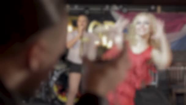 Ember gazdaság borospohár, és élvezi a szép női táncos a nightclub tánc — Stock videók