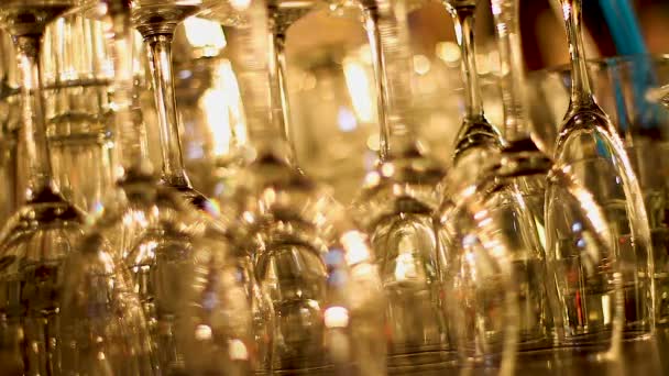 Bicchieri da vino puliti asciugatura sul bancone del bar, fine festa al ristorante, catering — Video Stock
