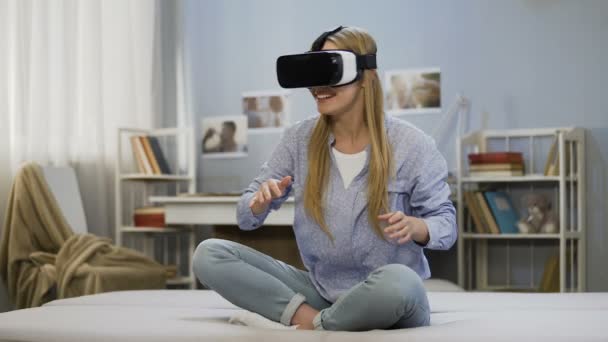 Mujer joven jugando juegos usando gafas de auriculares vr en casa, experiencia increíble — Vídeo de stock