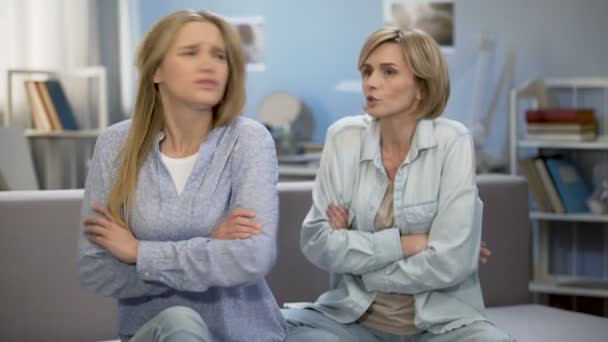 Mãe e filha discutindo em casa, conflito grave mal-entendido na família — Vídeo de Stock