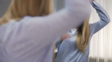 Ayna yansıması, genç güvensizliği görünümü hakkında üzgün üzgün küçük hanım