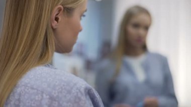 Genç Bayan ruj tarihinden önce uygulama yukarı make görünümünü değiştirme