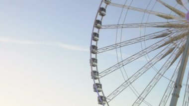 Dönme dolap park çevresinde, festival sezonu, sembolü dönüm cityscape izlerken