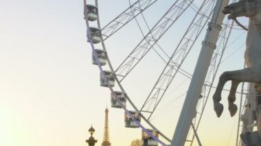 Pegasus binicilik heykeli, büyük tekerlek ve Eyfel Kulesi, ünlü Paris cityscape