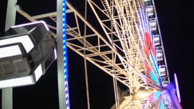 Karanlık gece gökyüzü arka planı dönen ışıklı dönme dolap İnşaat