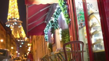Noel ışık dekorasyon Cafe pencere ve Eyfel Kulesi üzerinde gece zaman köpüklü