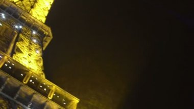 Paris, Fransa - Ocak 2016 yaklaşık: Gezi şehrin. Romantik Eyfel Kulesi parlak ışıklarla akşam, an Paris sihirli