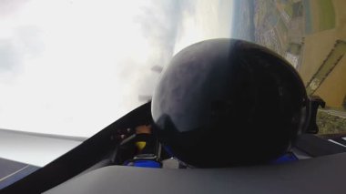 Jet uçağı pilotu, aşırı kişinin kokpitte oturan Pov ile şaşırtıcı uçuş