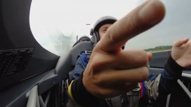 Jet uçak pilot, aşırı hileler ile oturan mutlu etkilendim adam görünümünü