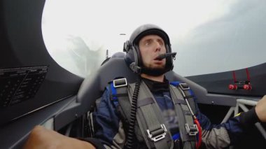 Jet uçağı havada, komik adam gülerek ve gülümseyerek sevinci tam döngü yapma