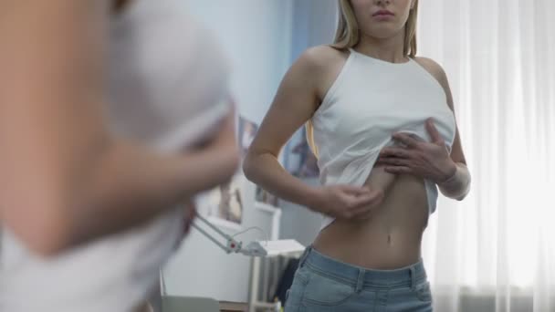 Mujer mirando su estómago en espejo reflexión, preparándose para la actriz de fundición — Vídeos de Stock