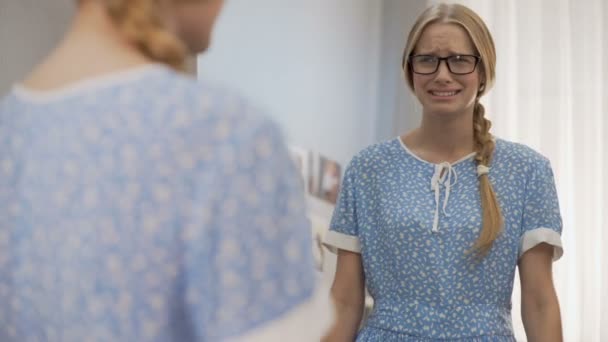 Insécurité fille pleurer de problèmes d'adolescence près du miroir, manque de confiance en soi — Video