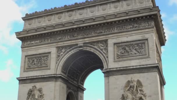 Národní francouzské Arc de Triomphe proti modré obloze na pozadí stříbro, oddálit — Stock video