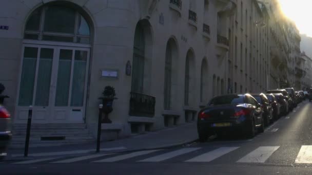 巴黎, 法国-大约 2016年1月: 城市的人。人们穿过街道, 一排车停在建筑物附近, 巴黎城市生活 — 图库视频影像