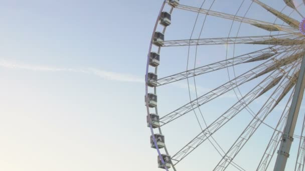 Чортове колесо обертаючись парк, символ святкового сезону, спостерігаючи міський пейзаж — стокове відео