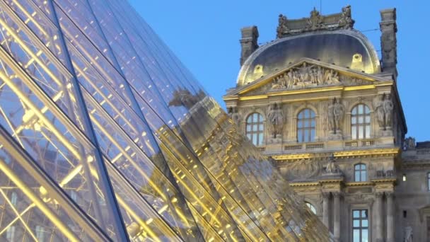 罗浮宫金字塔和宫殿的看法在背景, 建筑学在巴黎 — 图库视频影像