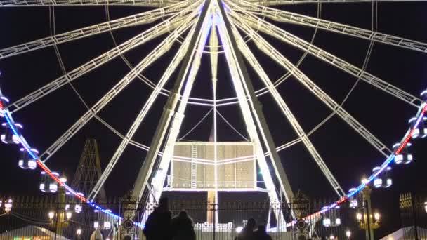 Parigi ruota panoramica a rotazione lenta notte, la gente visita parco divertimenti, punto di riferimento — Video Stock