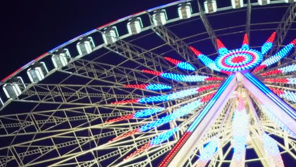 Big Wheel díszített, és a karácsonyi fények, vidámpark szimbólum világít — Stock videók