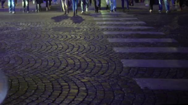 Menschen in Eile überqueren Kopfsteinpflaster Straße Fußgänger, geschäftige Stadt Stunde, Verkehrsregeln — Stockvideo