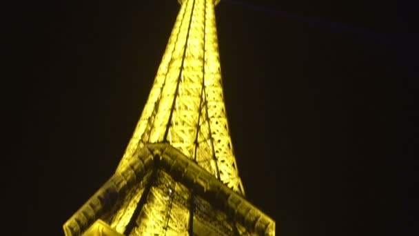 Paris, Frankrike - Circa januari 2016: Sightseeing i staden. Magnificent belysta Eiffeltornet nattetid, sightseeing, underifrån — Stockvideo