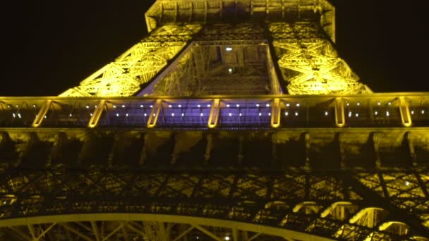 Paříž, Francie - cca leden 2016: Památky ve městě. Horní osvětlení Eiffelova věž v noci, romantická noc v Paříži, mezník — Stock video
