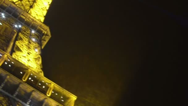 Paris, Frankrike - Circa januari 2016: Sightseeing i staden. Romantisk kväll med gnistrande ljus av Eiffeltornet, magiska ögonblick i Paris — Stockvideo