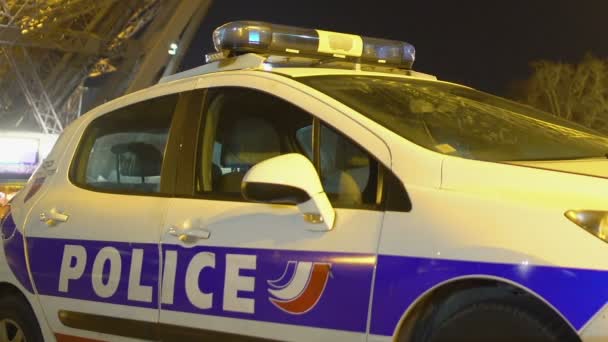 Coche de policía francés aparcado cerca de la Torre Eiffel, policías vigilando la seguridad en París — Vídeo de stock