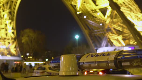 Apagó las barras de luz de la policía cerca de la Torre Eiffel iluminada, noche segura París — Vídeos de Stock