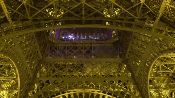Onderaanzicht van verlicht Eiffeltoren nacht, stalen constructie, symbool van de stad — Stockvideo
