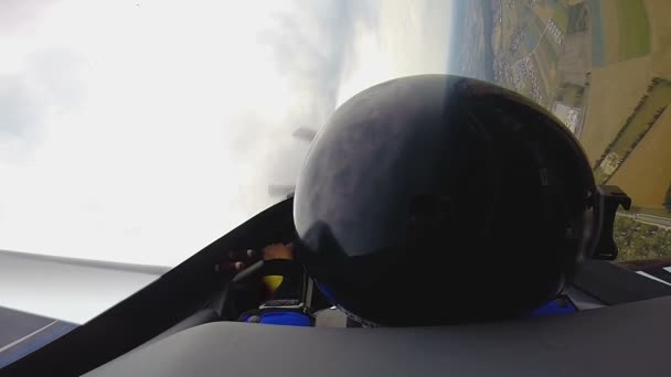 Podivuhodný let na tryskové letadlo s pilotem, Pov extrémní osoby sedí v kokpitu — Stock video